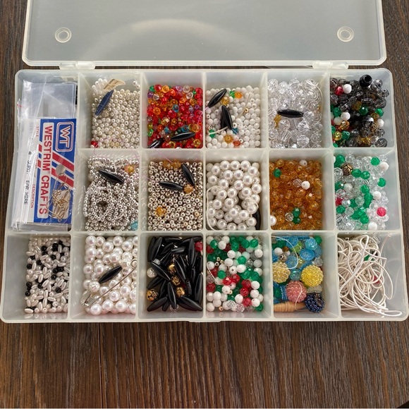 Plastic Carrying Case With Beads and Supplies - Picture 1 of 7